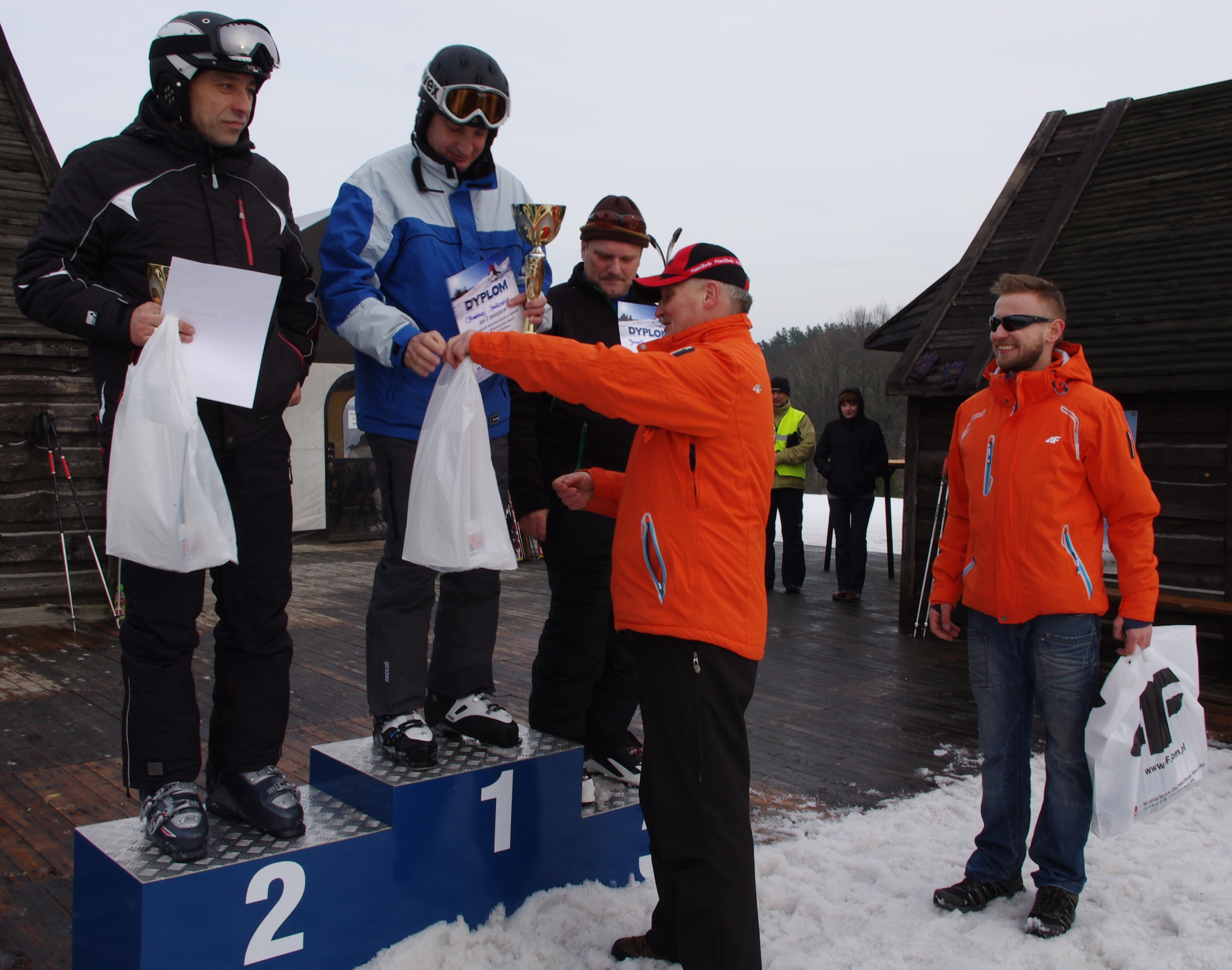 Zawody Narciarskie Rybno 2014,wręczenie pucharów w kat. mężczyźni 17+