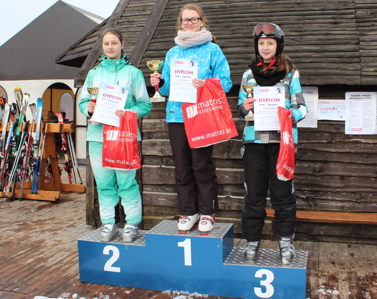 Puchary ufundowane przez Starostę   Powiatu Łomżyńskiego w kategorii dziewcząt 13-16 lat